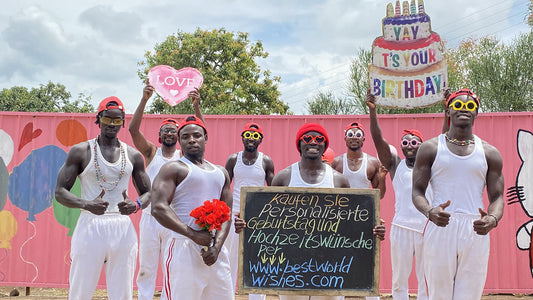 Weißes Oberteil des afrikanischen Fitness-Teams.